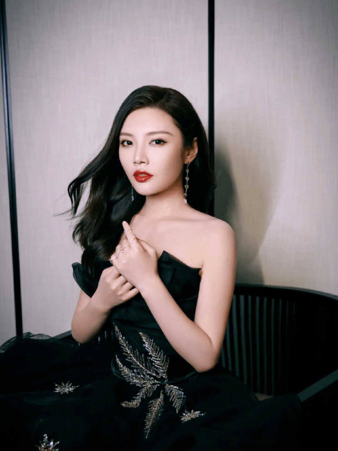 90后新晋超级性感"国民大嫂",这身材绝了!_徐冬冬_角色_演技