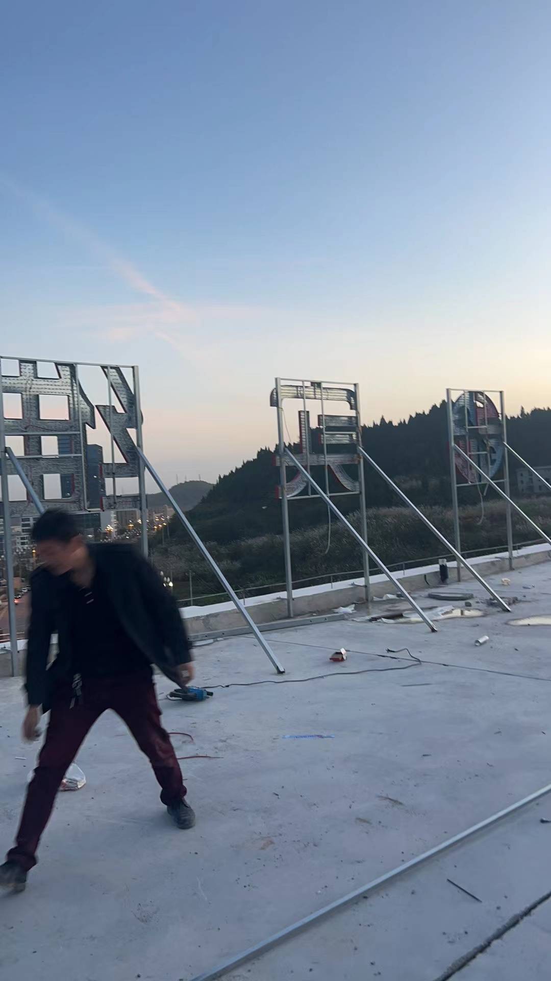 南充腾维广告—户外楼顶广告字制作安装_进行_效果_过程