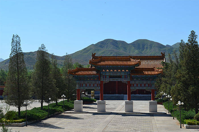 景仰园陵园是北京市比较出名的墓地,原因有三,第一墓地紧邻皇陵,直线