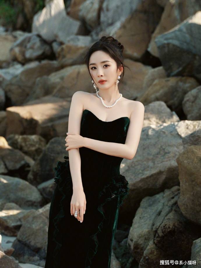 杨幂最新沙滩美照曝光，黑色抹胸长裙露香肩-搜狐大视野-搜狐新闻