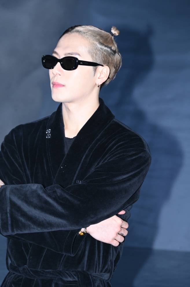 王嘉尔墨镜睡袍造型时髦潮酷 分享活力满满秘诀_啾啾_创意_运动