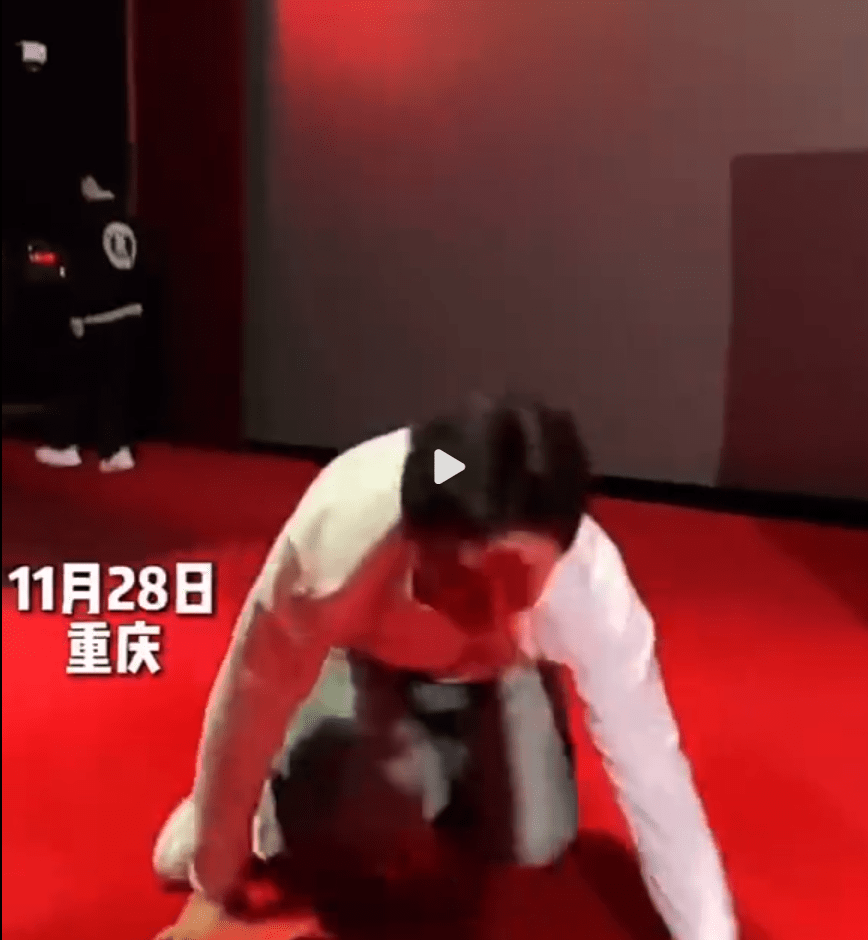黄渤《涉过愤怒的海》路演意外摔跤 高情商发言化解尴尬 