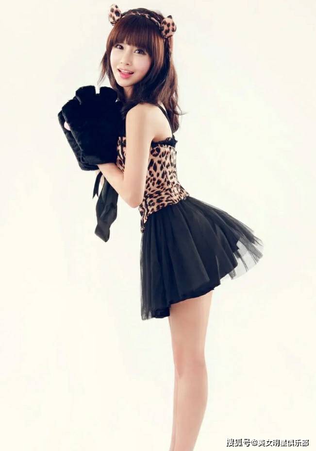 43岁全宝蓝,身材饱满太性感了!_演艺事业_情感_角色