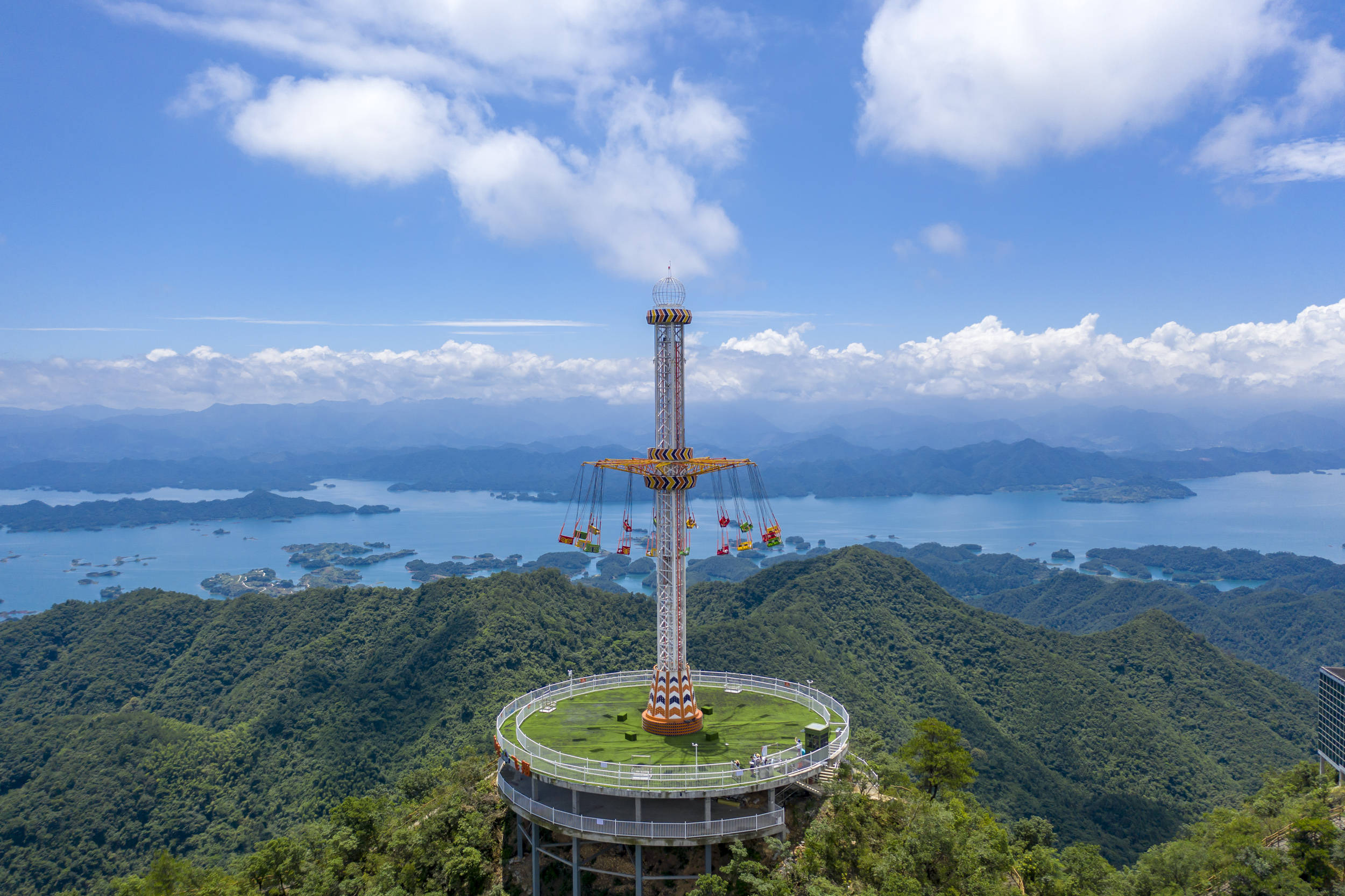 千岛湖好玩的很多,最刺激的当属沪马探险乐园,高空悬廊你敢挑战吗