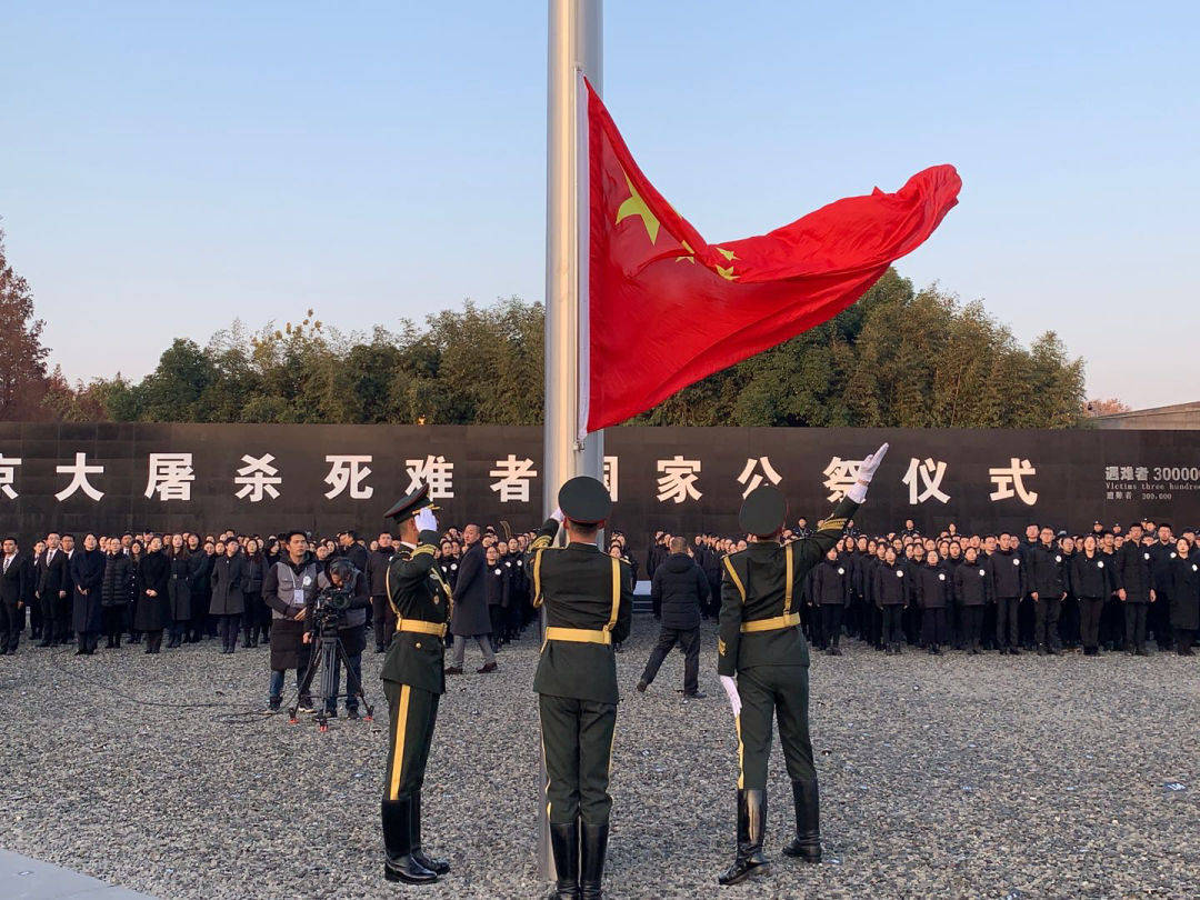 国家公祭日男子身贴日本国旗,目击者:已经连续两天
