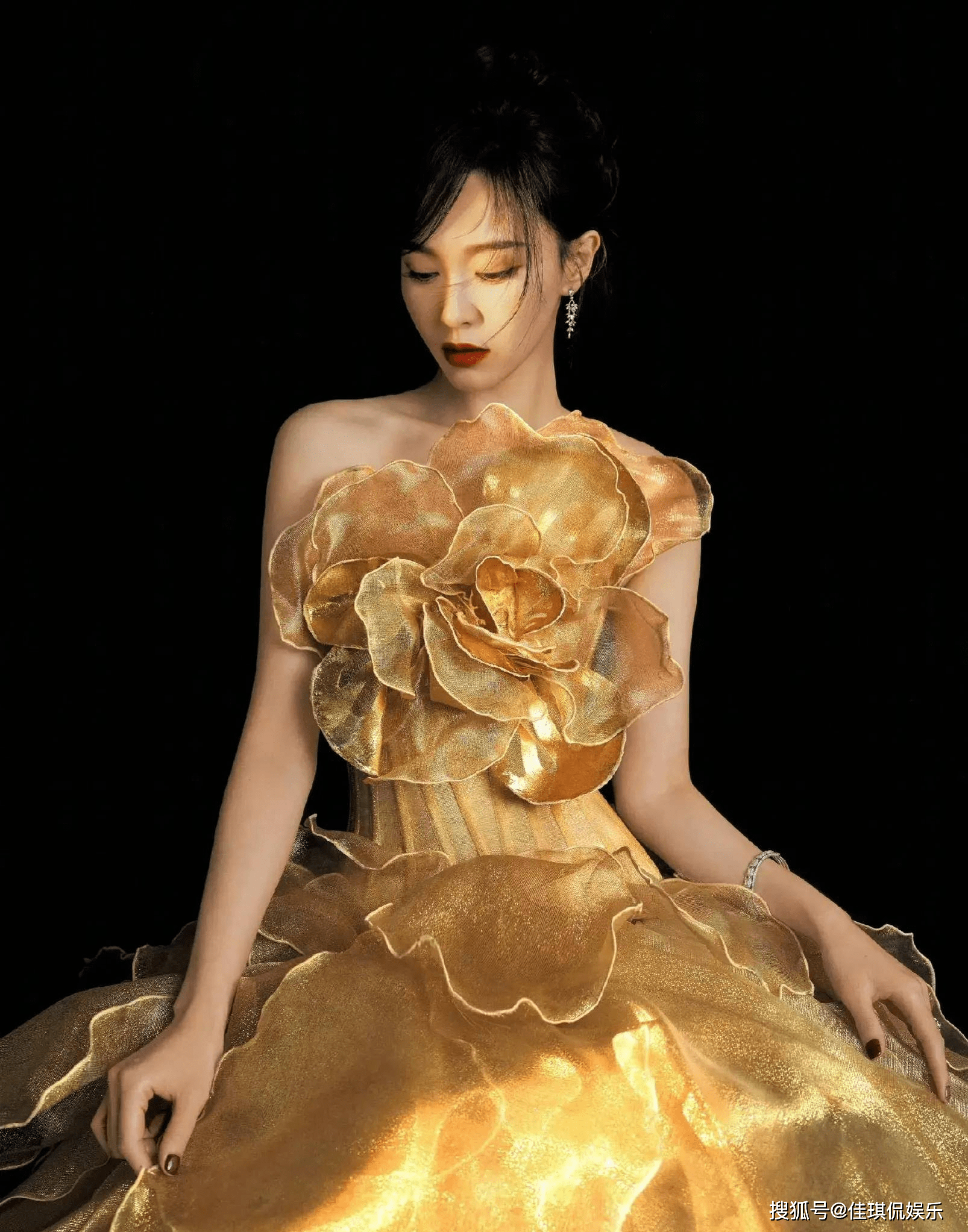 唐嫣这次星光大赏造型好美,繁花穿身上,金色长裙高定礼服太抢眼_花朵