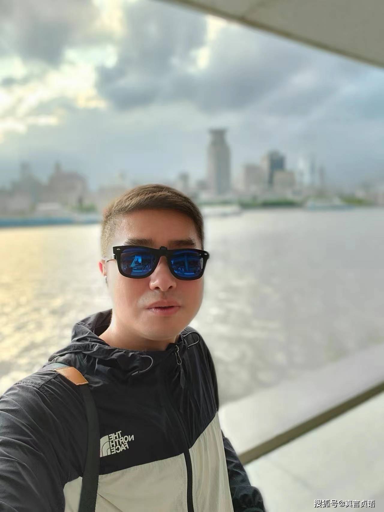 我愿在诗歌里,与梦幻的季节相拥——徐健伟诗歌三首_紫色_落叶_上海