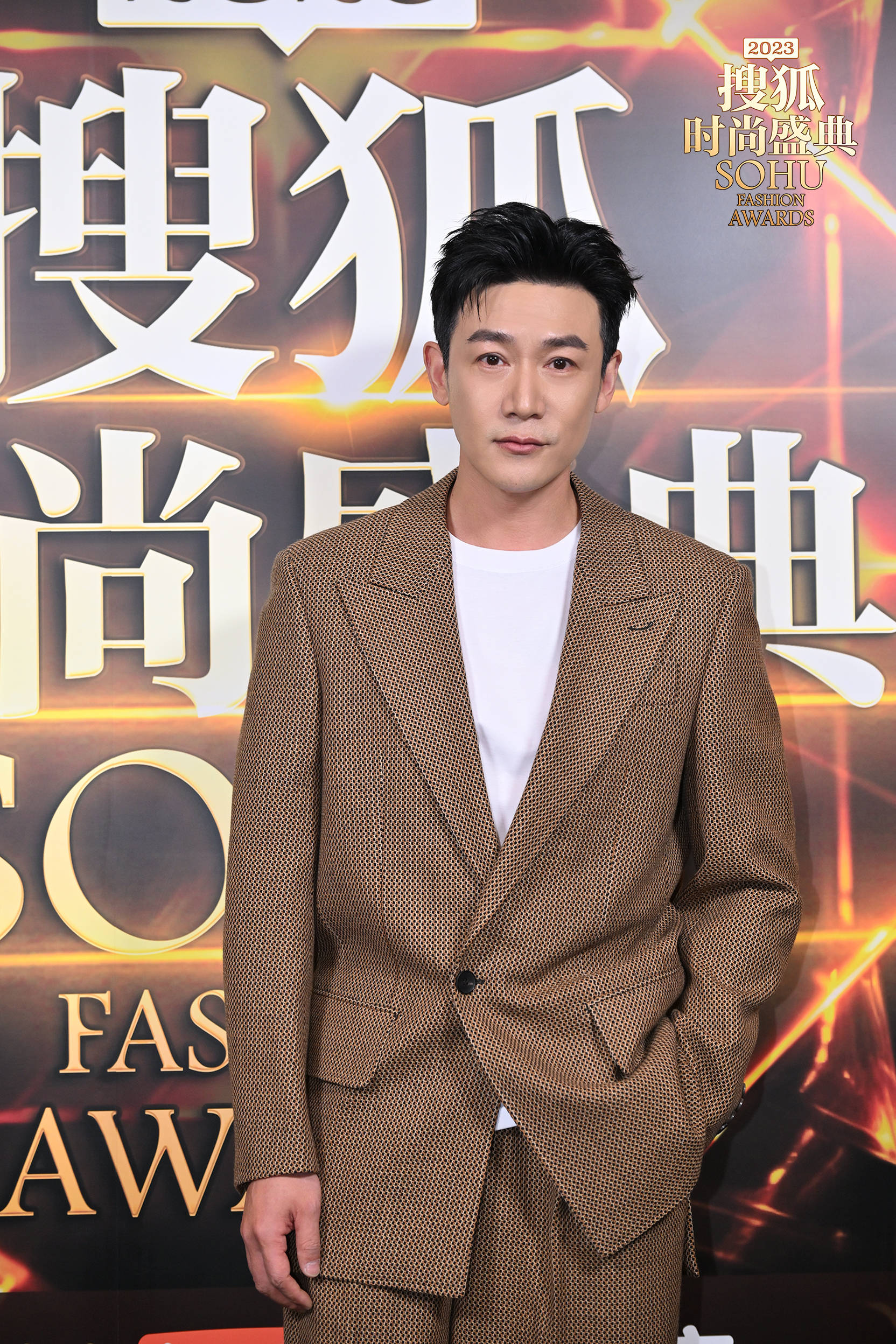陆毅一身静奢风驼色西服套装,阔腿裤更显轻松惬意