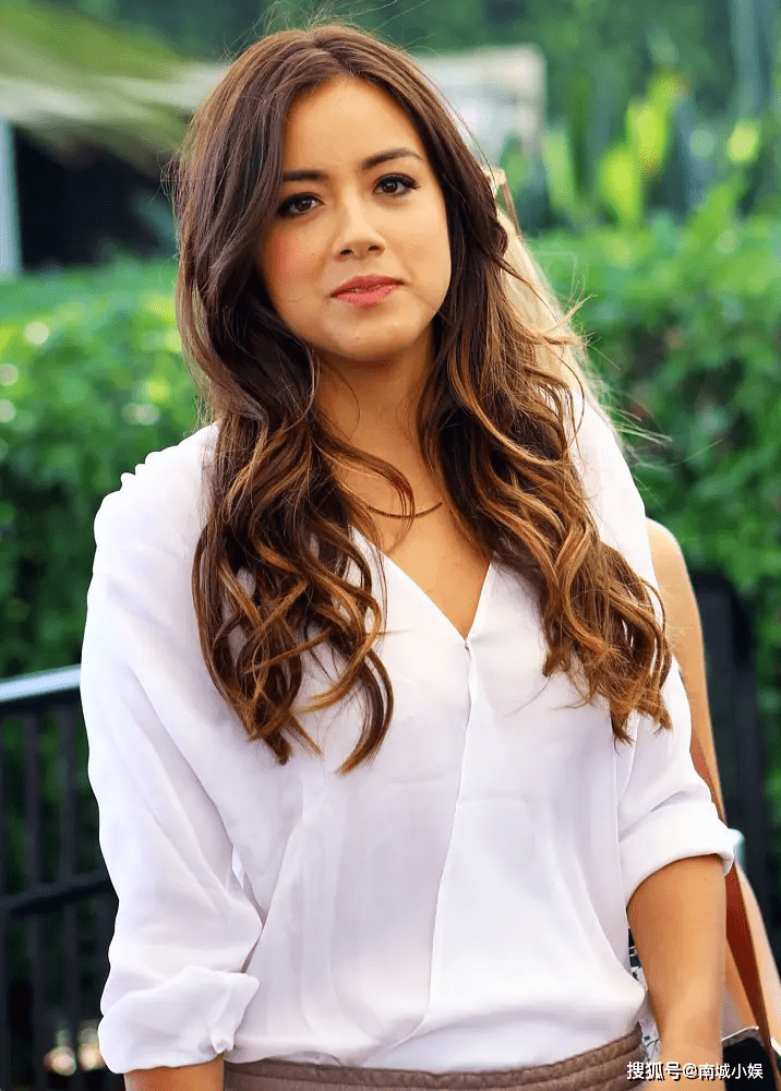 她的面孔融合了中国人的细腻与美国人的立体,使得她的美貌更加吸引人.