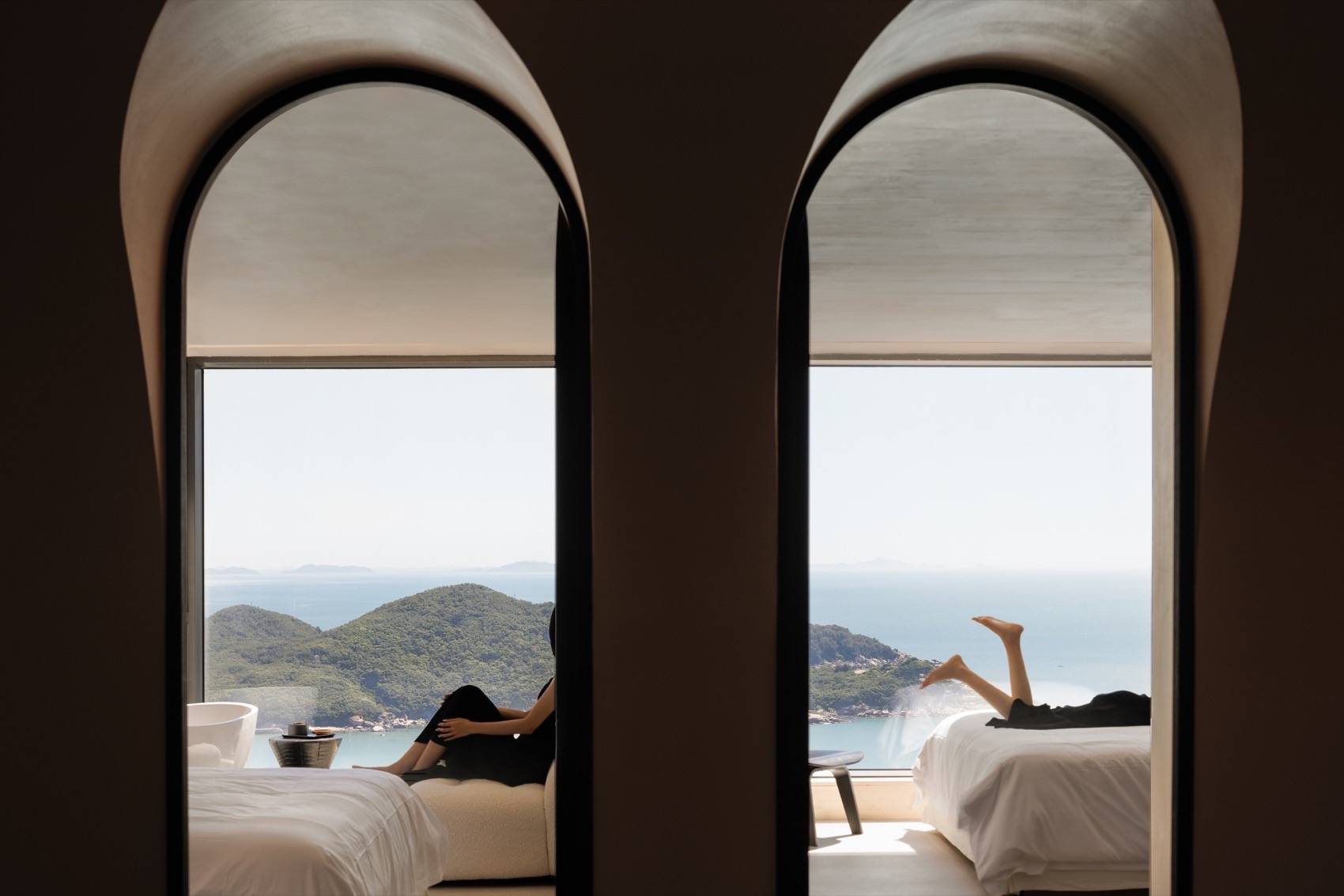 保持地面的平稳感与互通性,以墙壁联合天花的造型,拟态翻涌海浪的画面