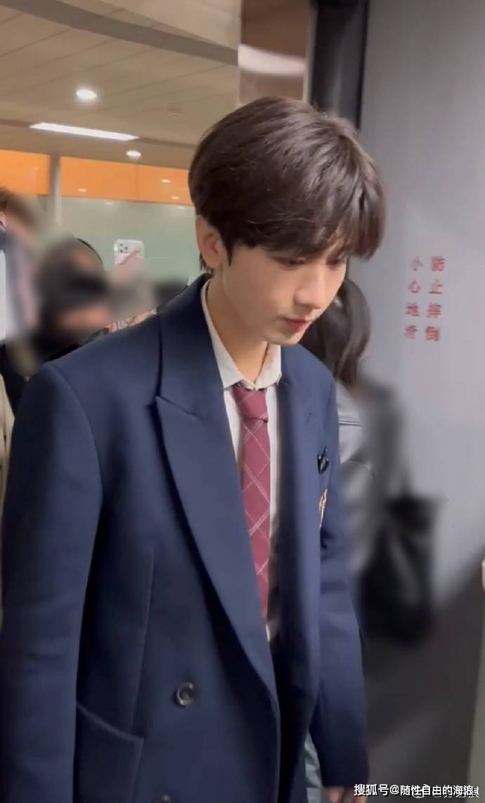 成毅dk制服装扮抵达海口,粉丝狂欢,帅气制服引发热议_魅力_当红_辉煌