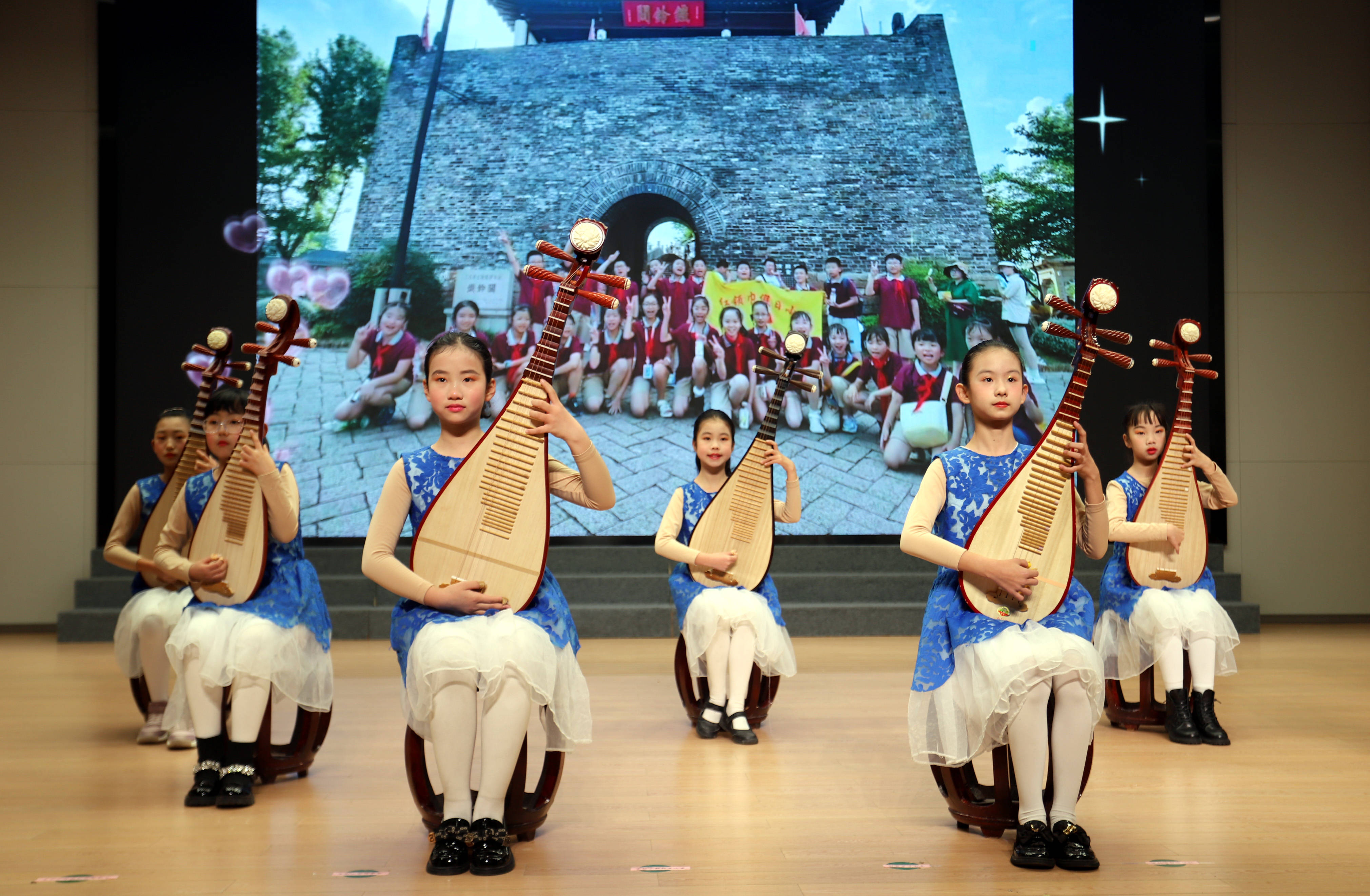 苏州市平江实验学校开展"让评弹走进学校,让青少年走近评弹"活动_表演