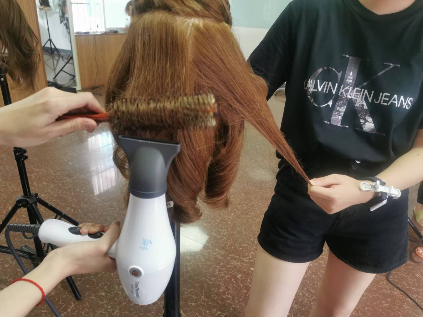 技术|零基础学美发去美发学校还是美发店