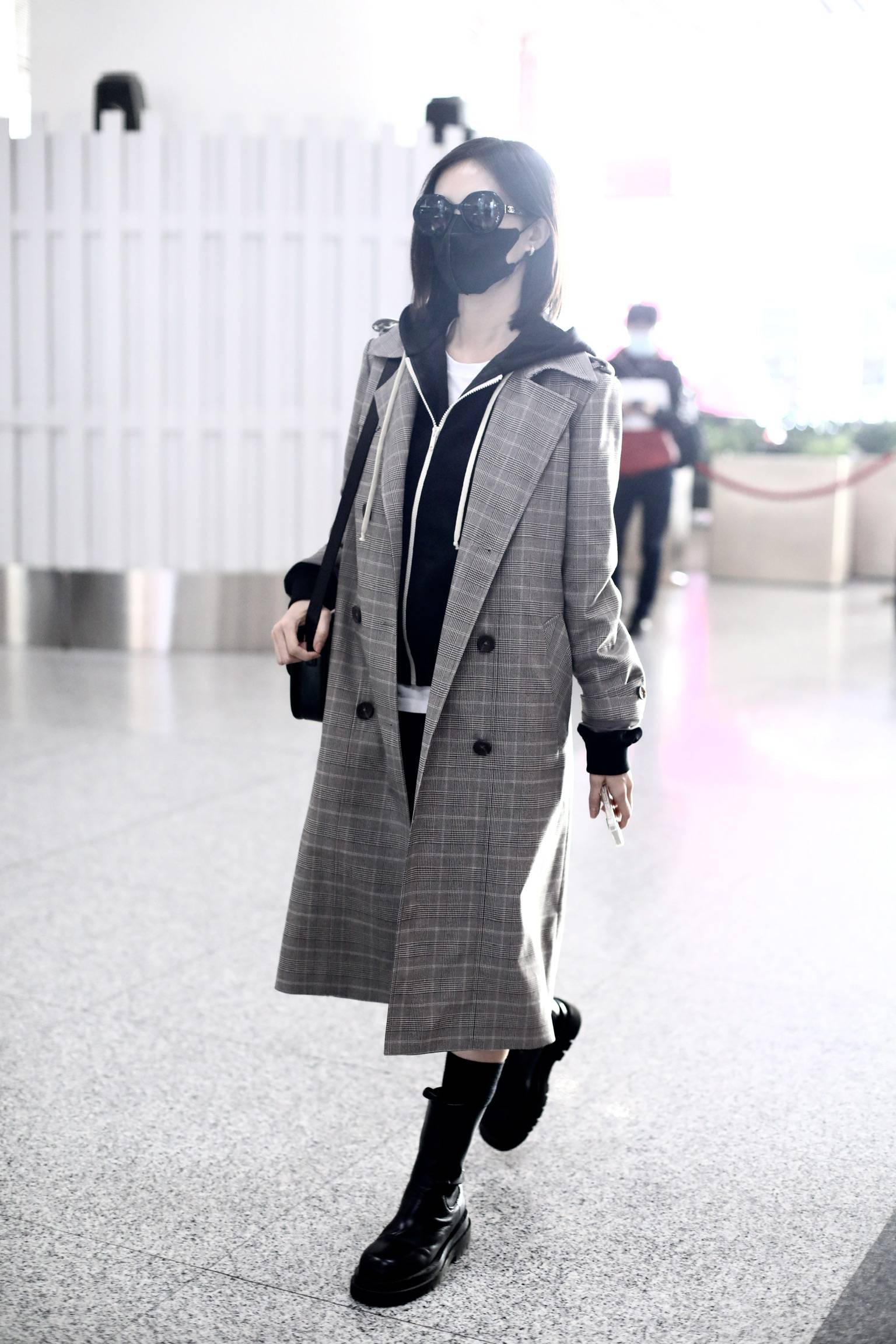 李一桐穿风衣配短裙走路如风露纤细双腿青春洋溢