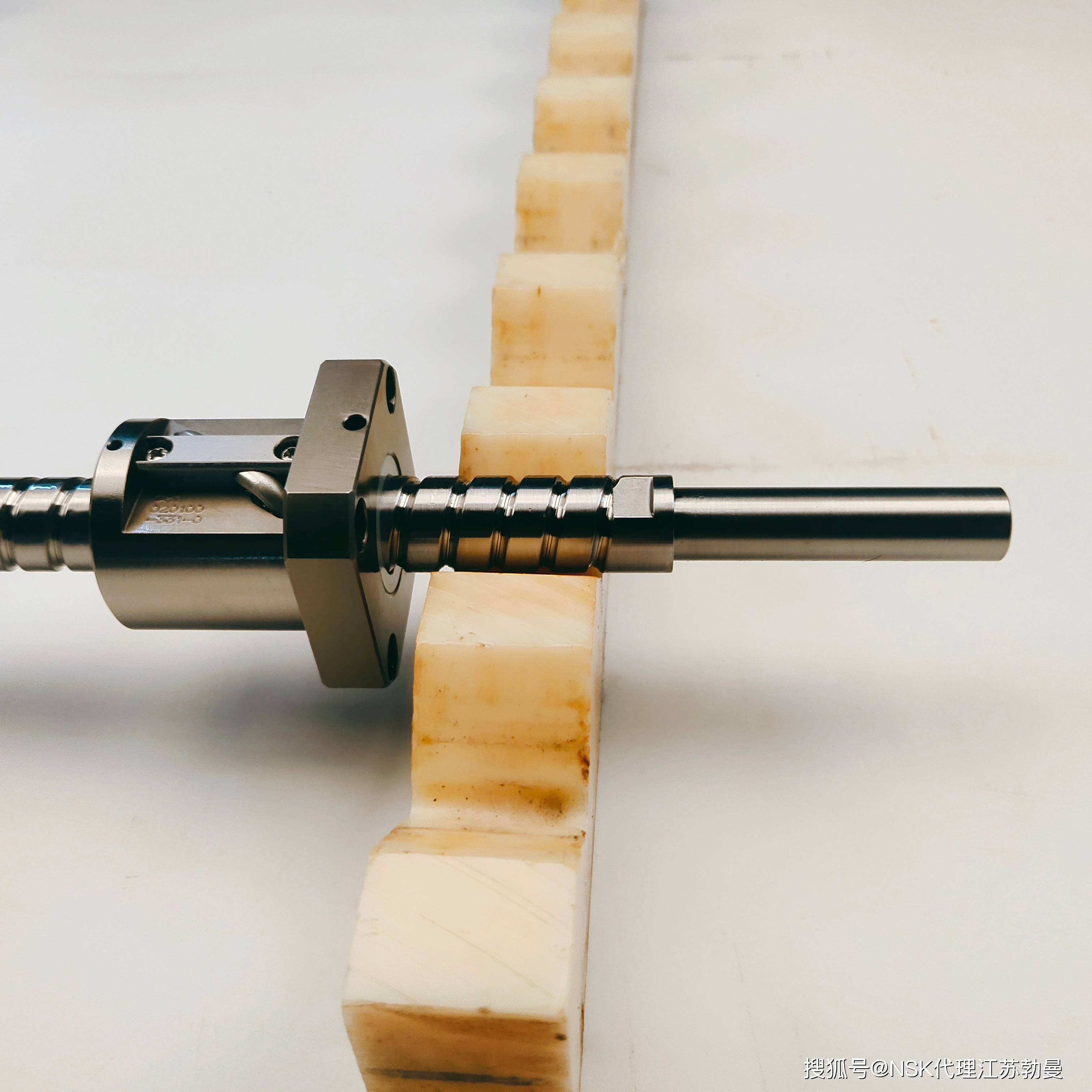 它通常由金属材料(如钢)制成,并具有内部螺纹,与滚珠丝杠的外螺纹相