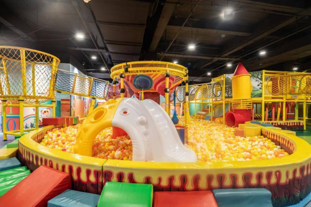 酒店西翼2楼拥有1500平亲子乐园"豆丁嘉年华乐园",亲子入住的优先之