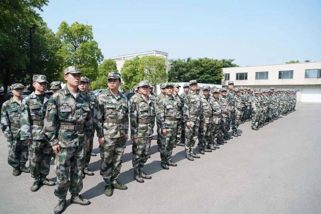 民兵应急分队队员市人武部部长杨海生,副部长郑海平,镇党委书记谈晓华