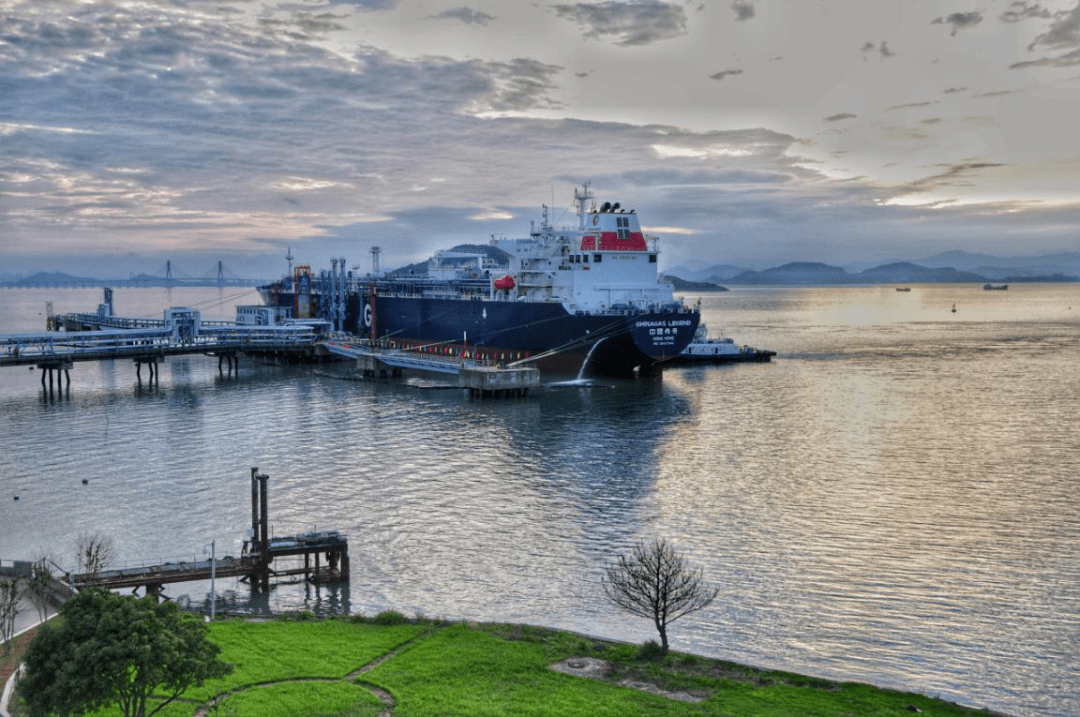 小门岛石化基地迎来国际最先进液化气冷冻船