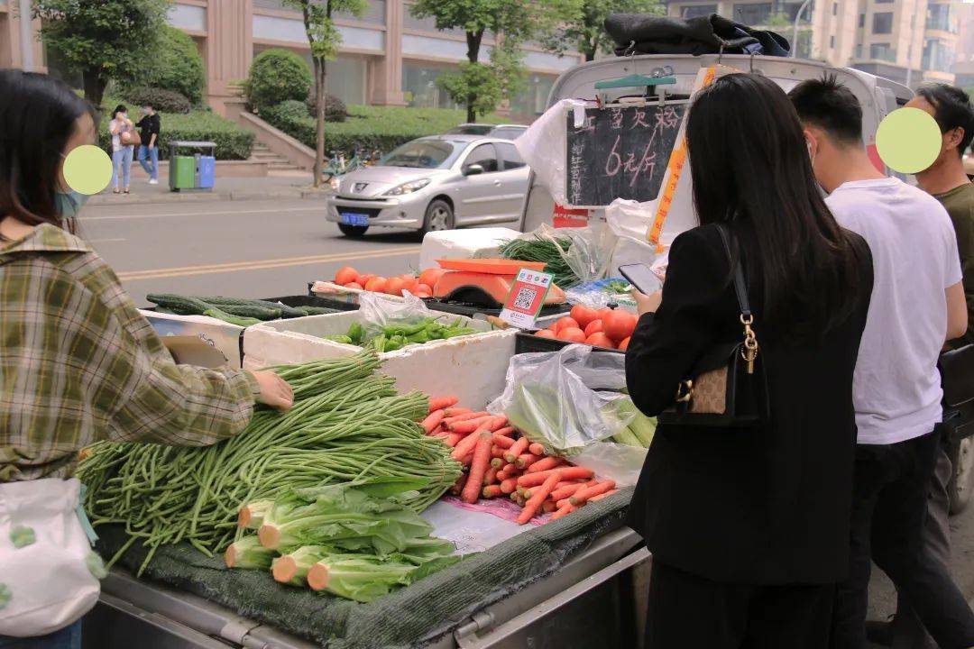 要说这些摊摊里面,啥子人气是最旺的,那肯定是  卖菜的车车.