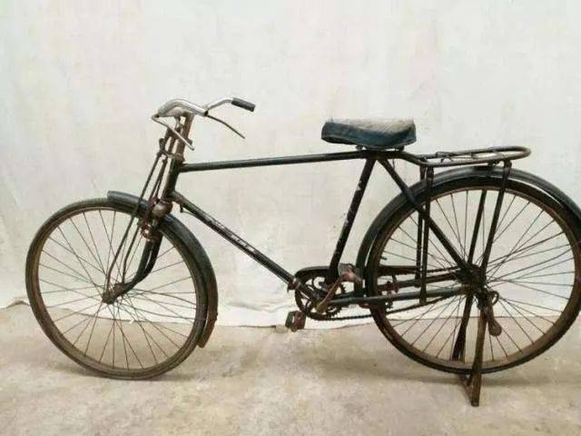 后来,到了我小时候,爷爷和姥爷还是留着他们的大二八自行车,印象最深