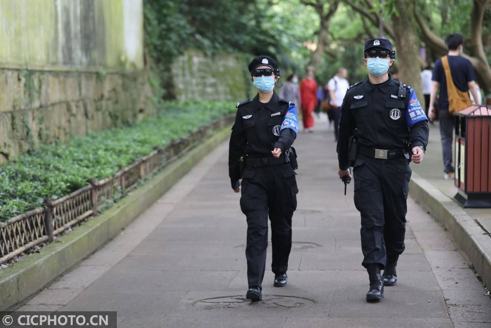 浙江舟山普陀山景区旅游警察配备智能测温ar眼镜