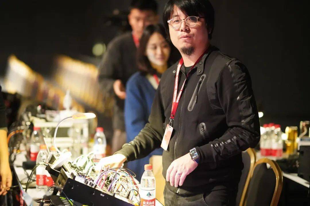 把青春唱完7741岁的曾宇ruá上眉梢