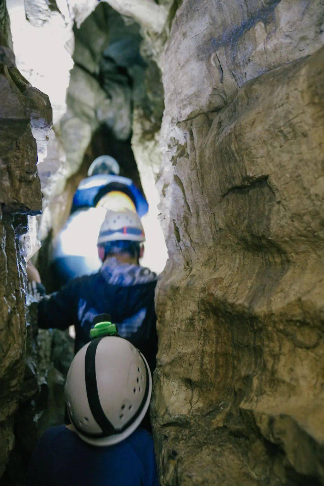 户外探险桐庐户外营进山玩户外溶洞寻踪者峭壁小飞侠你也可以做主咖