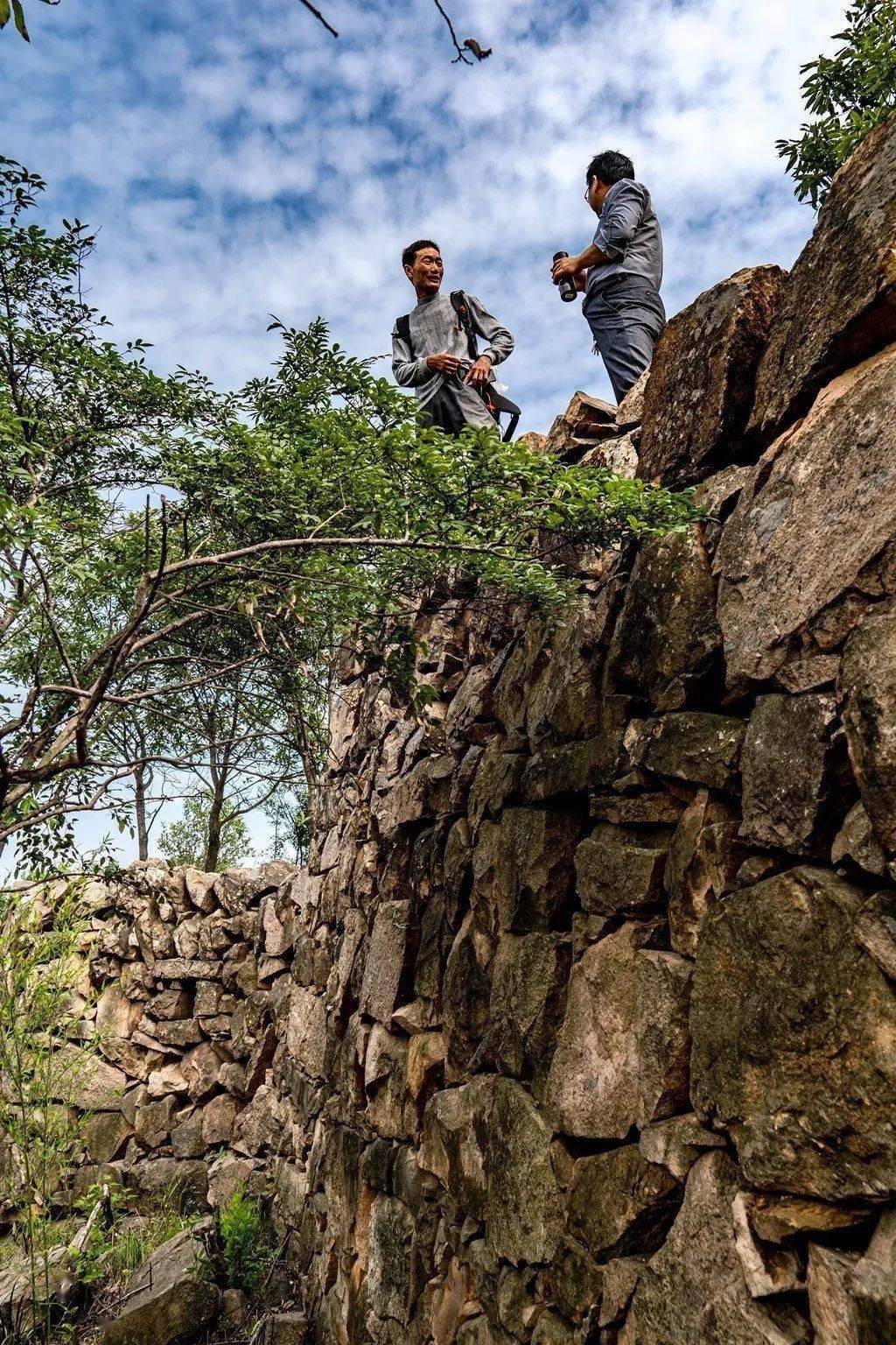 在千年古寨上看梅山风光不一般