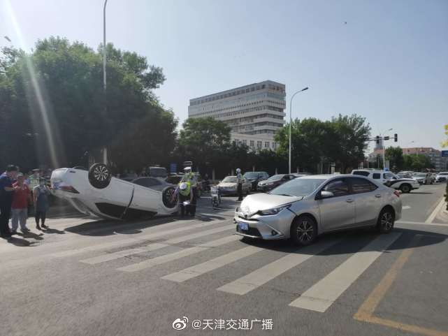 天津两车路口相撞一车底朝天翻车