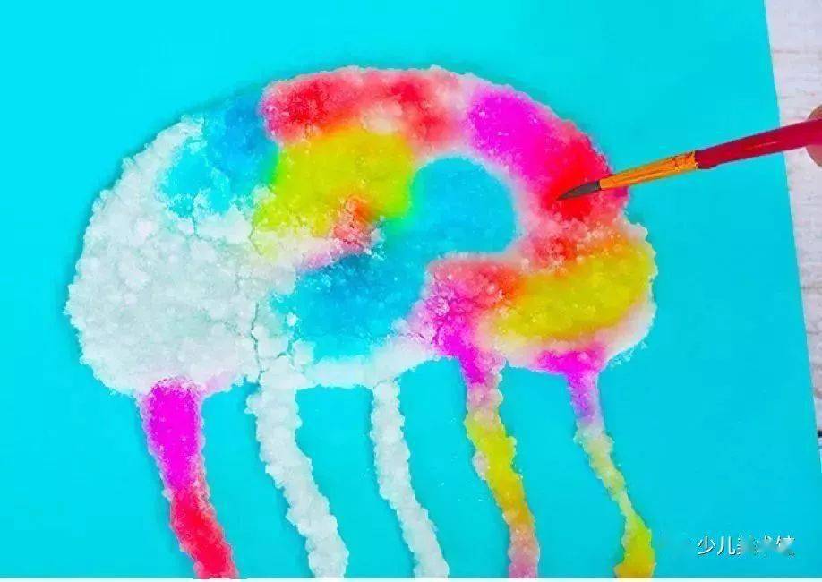 ⒋ 用画笔把水彩颜料滴到撒盐的地方.