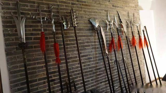 诞生了很多各式各样的冷兵器,如我们现在熟知的十八般兵器,刀枪剑戟等