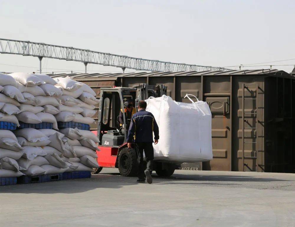 降低装卸成本,和小包装相比,每车人工成本节约80%,装卸人力成本节约75