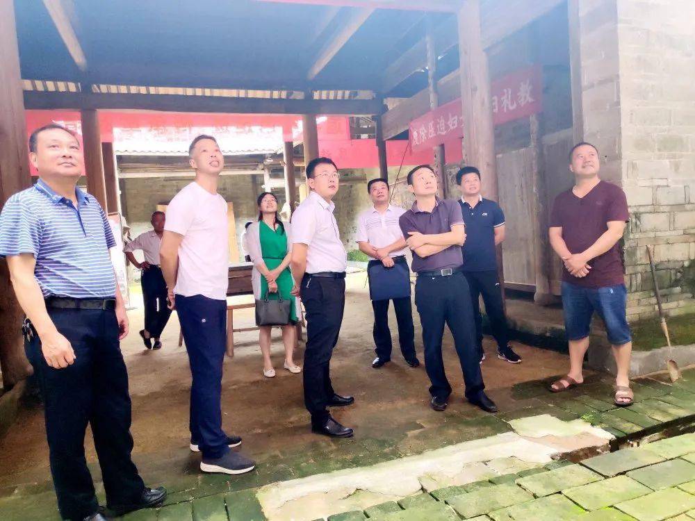 袁斯斌先行在该村特色旅游资源蜜蜂街,长乐乡苏维埃