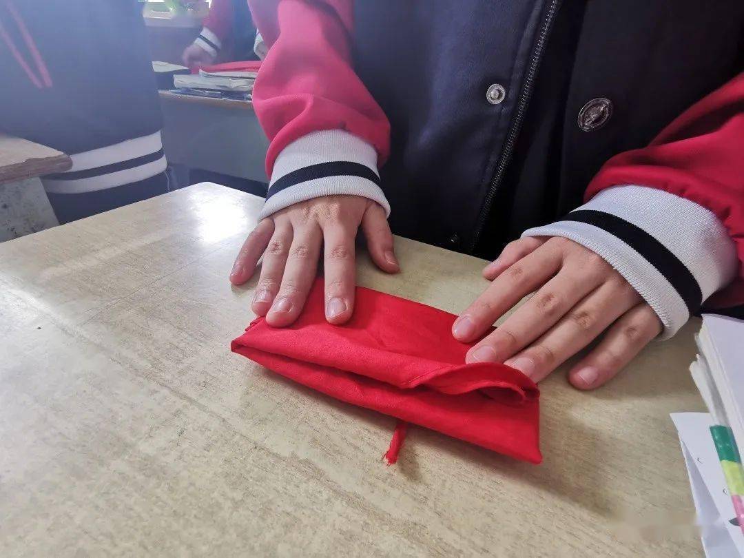 红领巾折叠方法图片