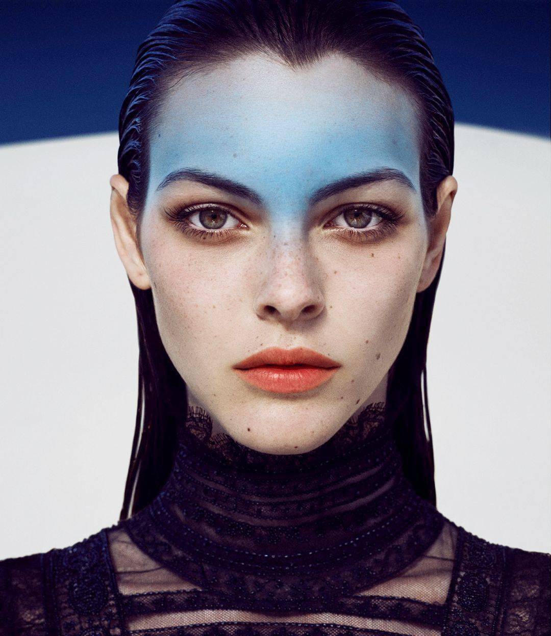 超模界的姬圈扛把子穿着1000块的婚纱嫁人咯