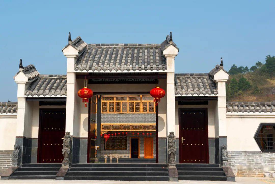 15,吕振羽故居位于湖南省邵阳县城西南35公里的金称市镇溪田村.