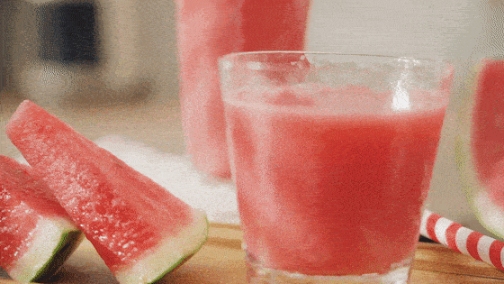 西 瓜 汁吃不完的西瓜榨个西瓜汁,清爽解渴,甜蜜细腻,这个夏天的续命
