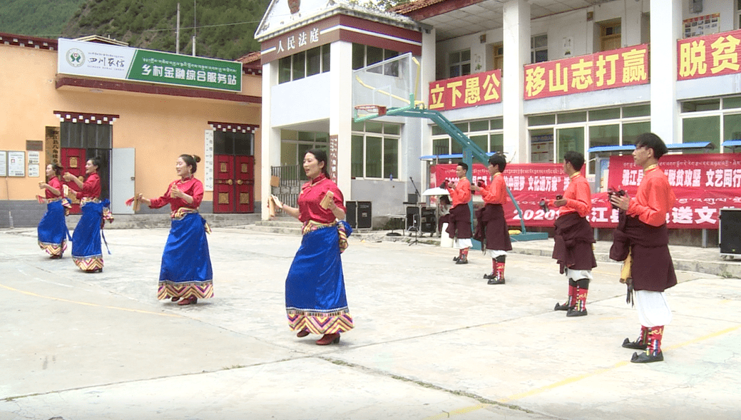 家门口的五下乡雅江县八角楼乡为何这般热闹