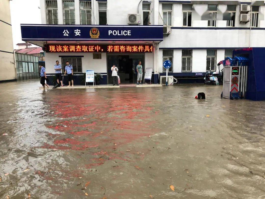 蓉城派出所:天气虽变"警"色不变 风里雨里 蜀黍和你在一起!