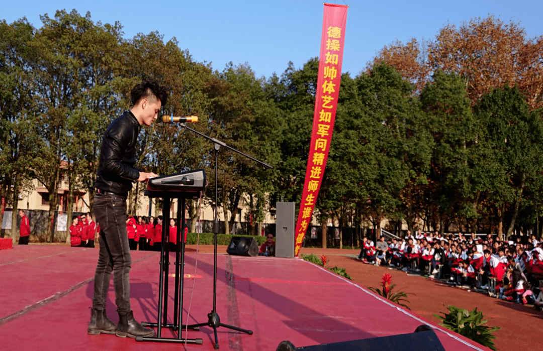 2017年譚小雨擔任世紀星實驗學校十週年慶典音樂總監.