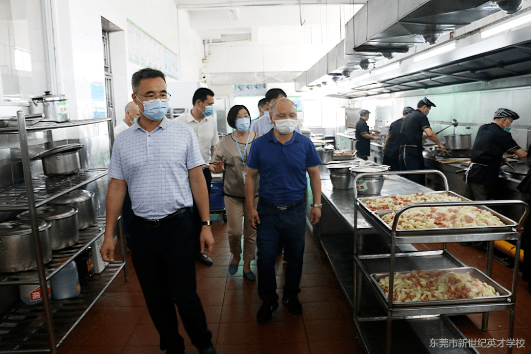 督查组到学校食堂后厨检查食品安全工作