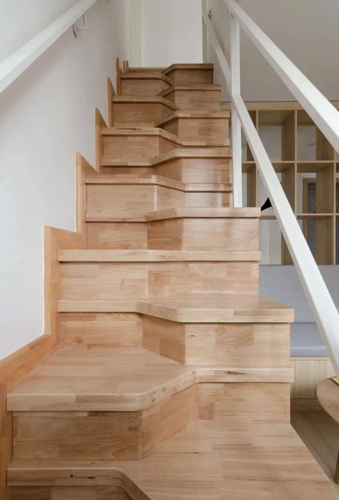 楼梯采用的是错步结构,整体看起来有设计感又节省空间.