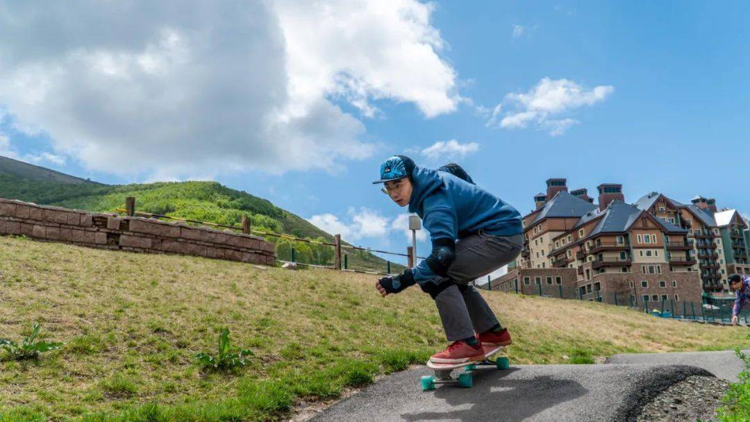 在碧空如洗的山谷中拿起滑板,不僅能一覽動人心絃的山林美景,還可在