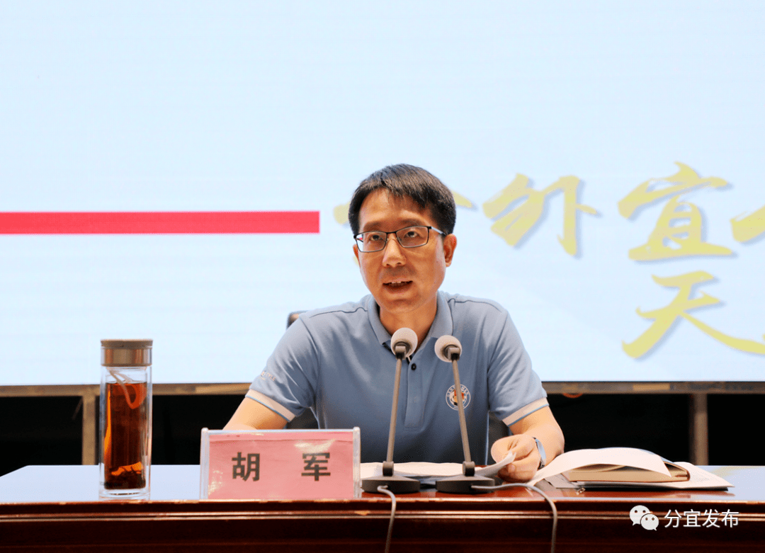 县委常委,宣传部长陈智明主持.