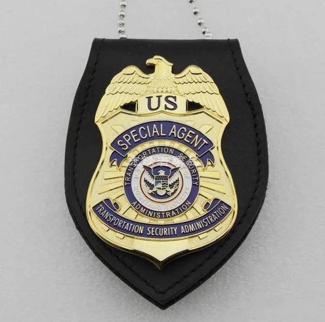 以前,我以为卧底们晃一下警徽的情节只会