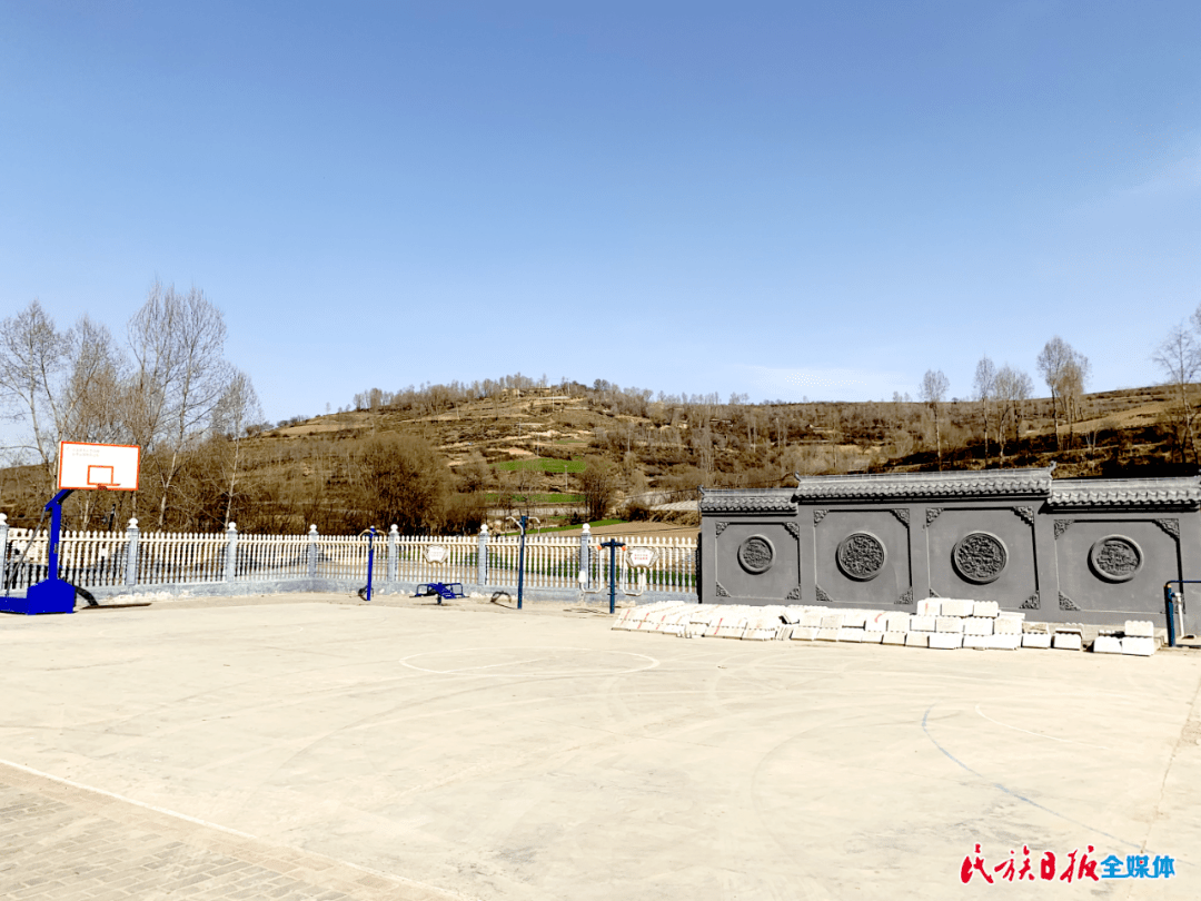 康乐县吊庄村搬进新居干劲十足