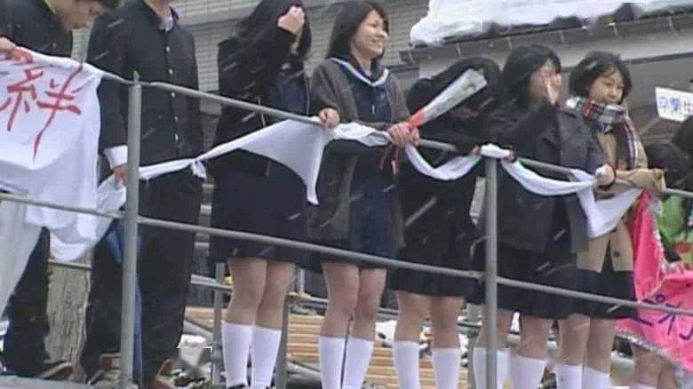 日本女高中生只靠裙子过冬？这得从身体上交国家说起……_东亚