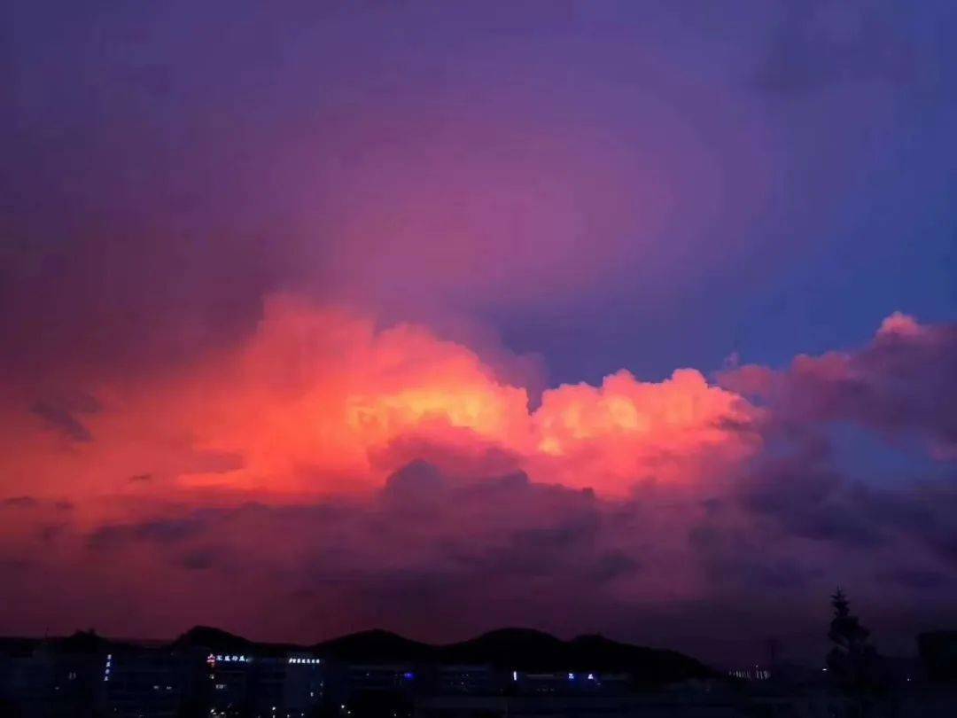 深圳雨后的紫粉色天空魔幻又美丽