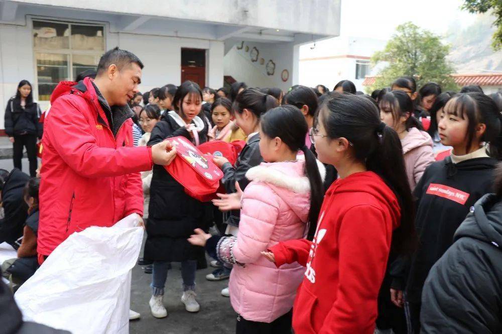 奉节生活网携手爱小丫基金重庆儿助会大爱夔州走进奉节县多所中小学