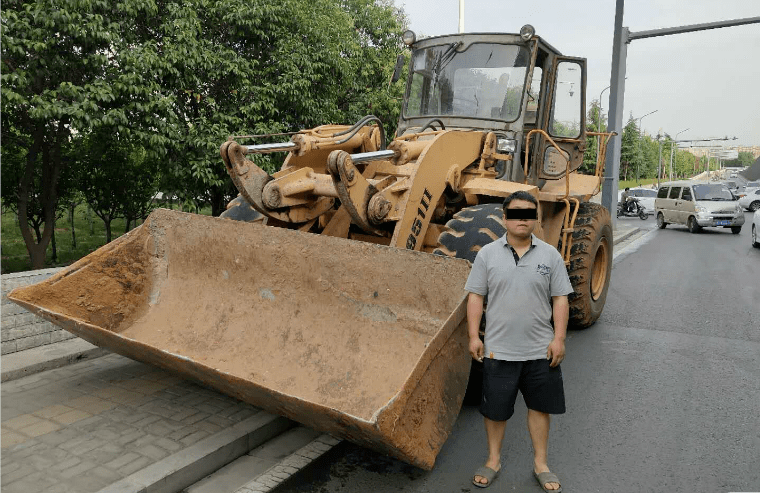 依法处理洛阳首例拖鞋哥无证酒后驾驶铲车
